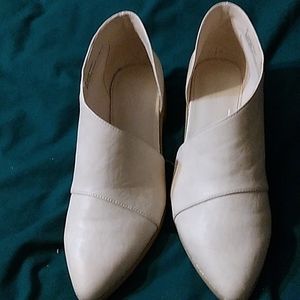 Universal Thread Beige shoes size 8.5